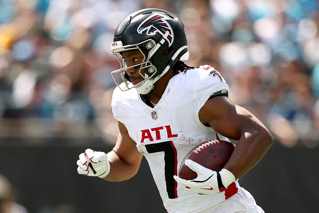 CHARLOTTE, NORTH CAROLINA - SEPTEMBER 21: Bijan Robinson #7 of the Atlanta Falcons carries the ball against the Carolina Panthers during the second quarter at Bank of America Stadium on September 21, 2025 in Charlotte, North Carolina. (Photo by Grant Halverson/Getty Images)