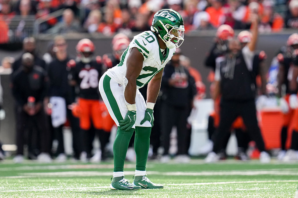 CINCINNATI, OHIO - OCTOBER 26: Breece Hall #20 of the New York Jets lines up for a play during the third quarter against the Cincinnati Bengals in the game at Paycor Stadium on October 26, 2025 in Cincinnati, Ohio. (Photo by Dylan Buell/Getty Images)