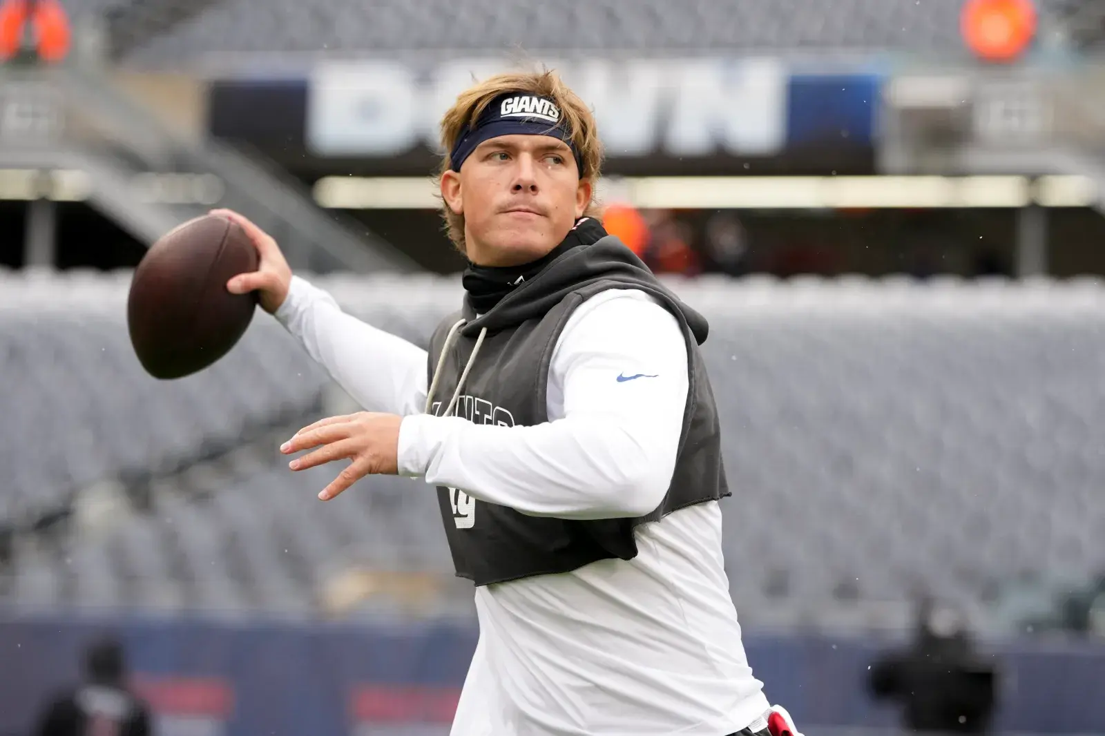 new york giants qb jaxson dart warming up against chicago bears