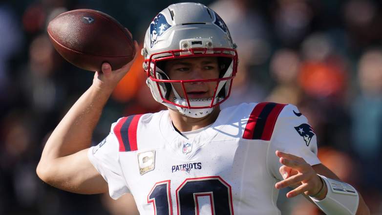 CINCINNATI, OHIO - NOVEMBER 23: Drake Maye #10 of the New England Patriots warms up prior to a game against the Cincinnati Bengals at Paycor Stadium on November 23, 2025 in Cincinnati, Ohio. (Photo by Dylan Buell/Getty Images)
