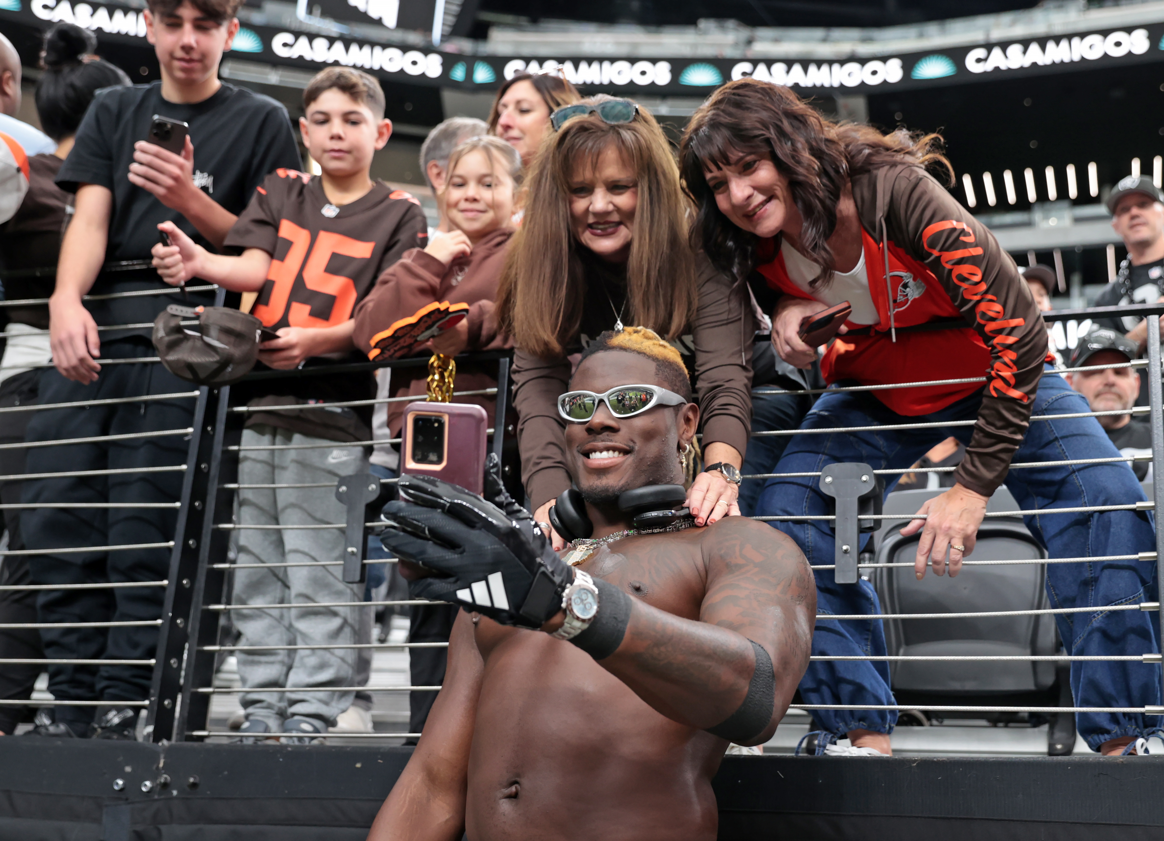 Cleveland Browns tight end David Njoku lgets photos with fans after warming up before the game against the Las Vegas Raiders. 