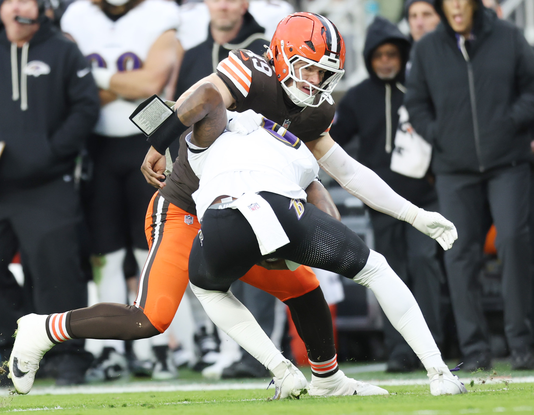 Cleveland Browns linebacker Carson Schwesinger tackles Baltimore Ravens quarterback Lamar Jackson on a keeper for a loss in the firs quarters at Huntington Bank Field.