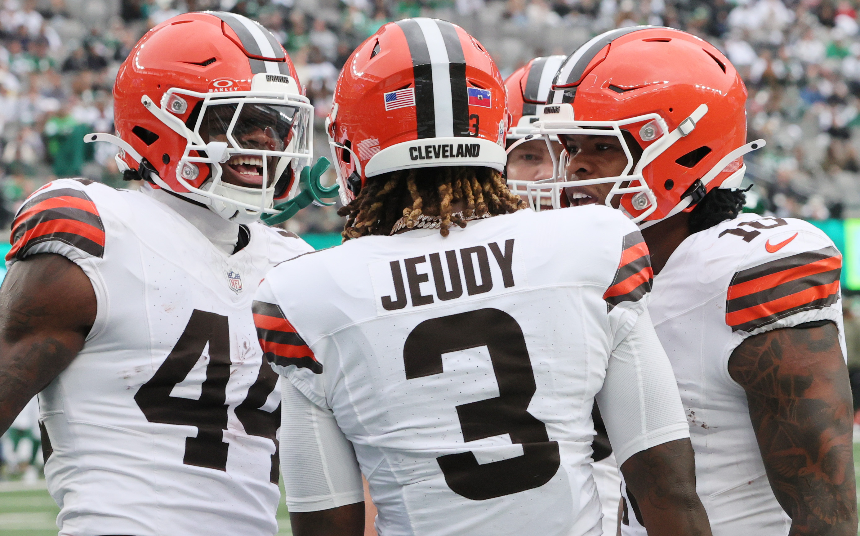 Cleveland Browns tight end Harold Fannin Jr. (L) any running back Quinshon Judkins (R) congratulate Cleveland Browns wide receiver Jerry Jeudy after his touchdown reception in the first half.