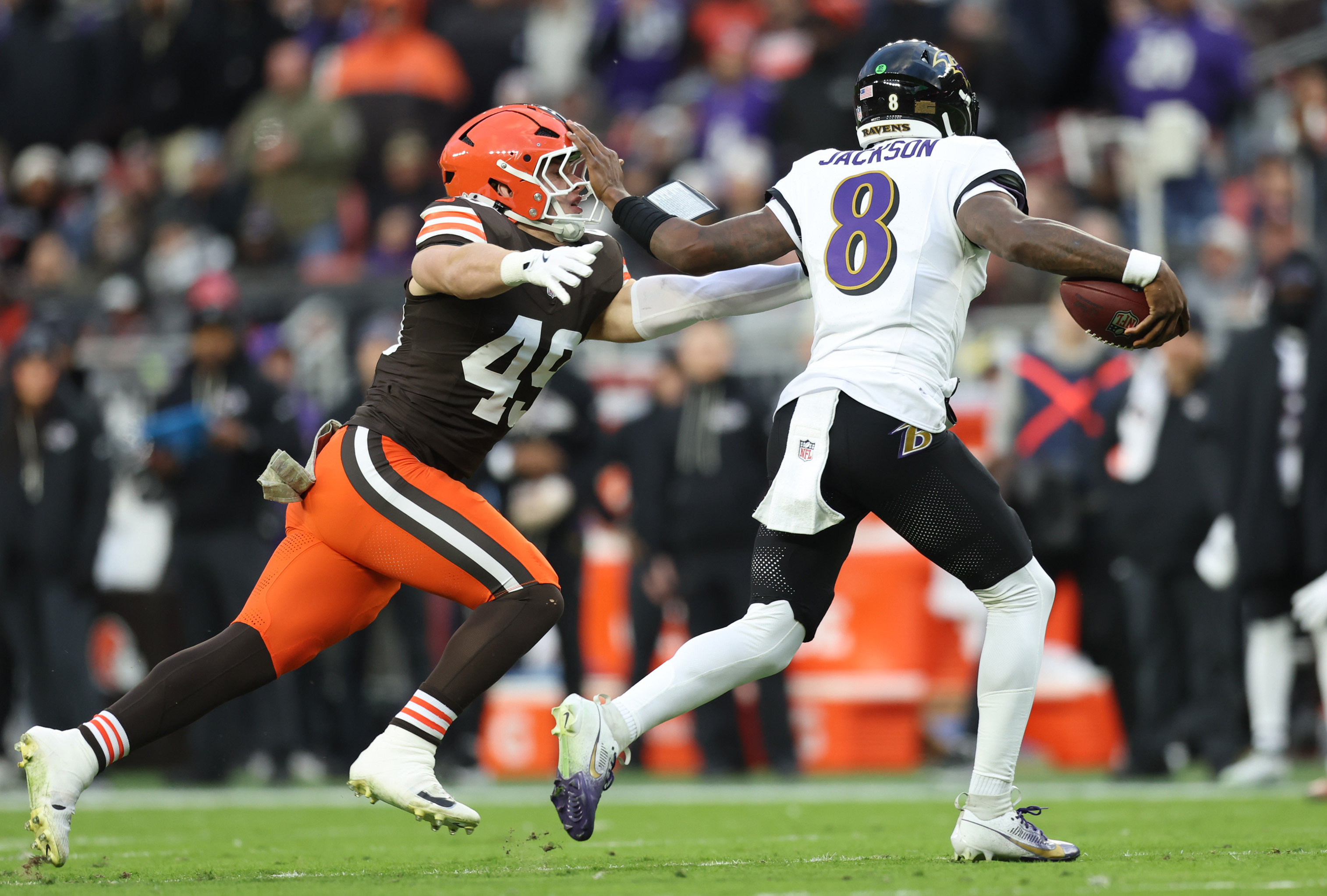 Cleveland Browns linebacker Carson Schwesinger pressures Baltimore Ravens quarterback Lamar Jackson on a pass play in the firs quarters at Huntington Bank Field.