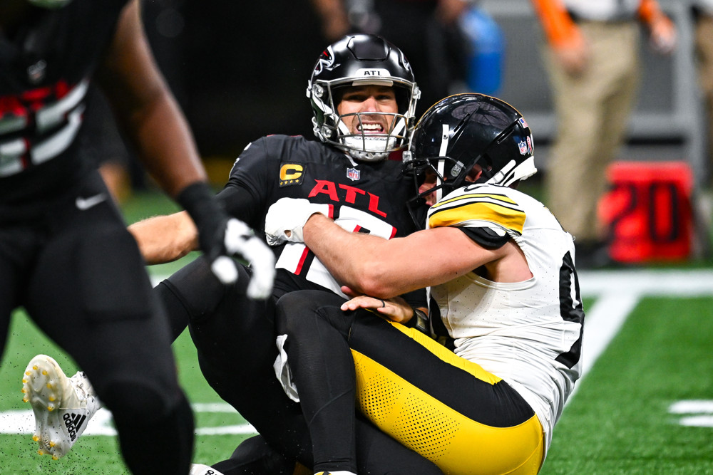 ATLANTA, GA Ð SEPTEMBER 08: Pittsburgh linebacker T.J. Watt (90) hits Atlanta quarterback Kirk Cousins (18) during the NFL game between the Pittsburgh Steelers and the Atlanta Falcons on September 8th, 2024 at Mercedes-Benz Stadium in Atlanta, GA. (Photo by Rich von Biberstein/Icon Sportswire)