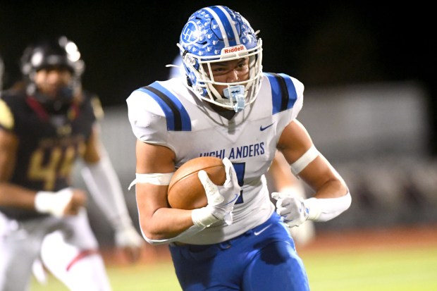 La Habra’s Kevika Mata’Utia- Martinez (4) carries the ball against...