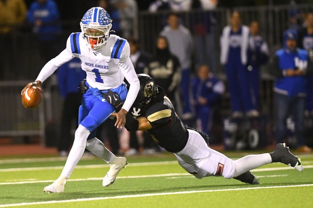 La Habra quarterback DJ Mitchell (1) tries to avoid being...