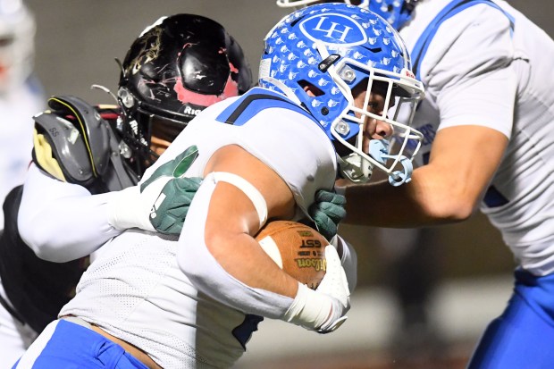La Habra’s Kevika Mata’Utia- Martinez (4) carries the ball against...