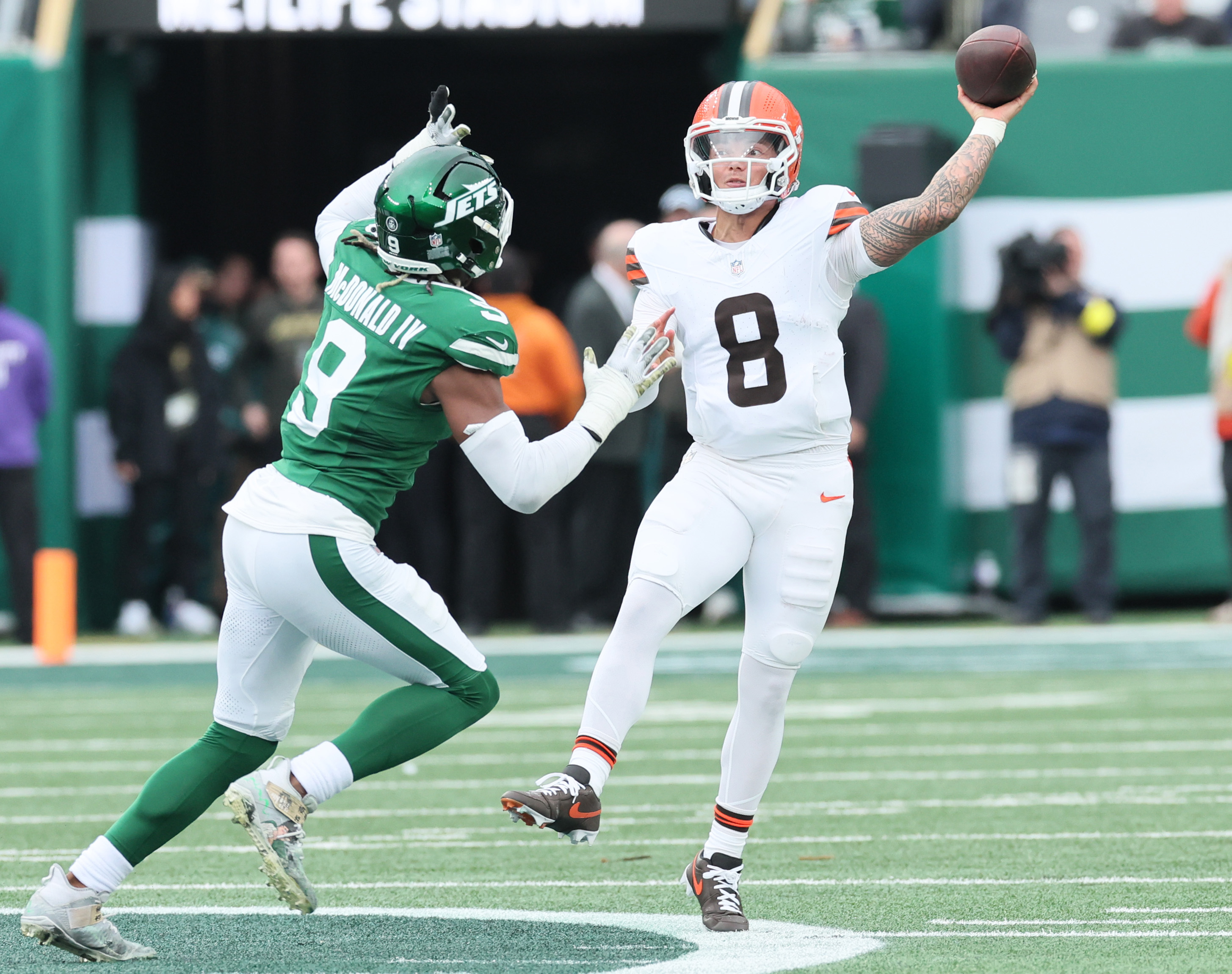 Cleveland Browns quarterback Dillon Gabriel throws an incomplete pass under pressure from New York Jets defensive end Will McDonald IV in the first half of play at MetLife Stadium. 