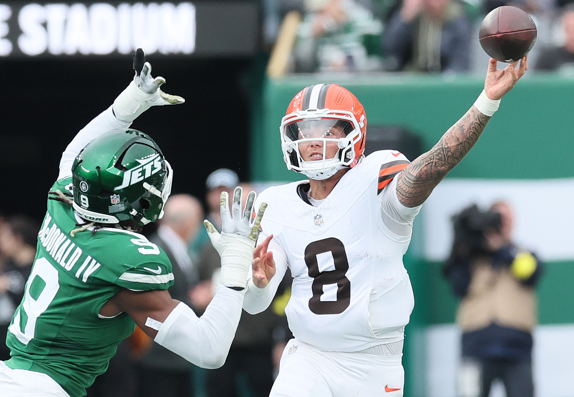 Cleveland Browns quarterback Dillon Gabriel gets a pass off under pressure from New York Jets defensive end Will McDonald IV that went incomplete in the first half. 