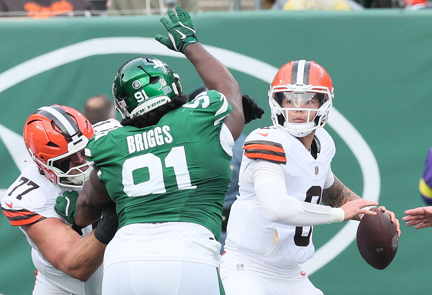 Cleveland Browns quarterback Dillon Gabriel looks for an open receiver on a pass play in the first half. 