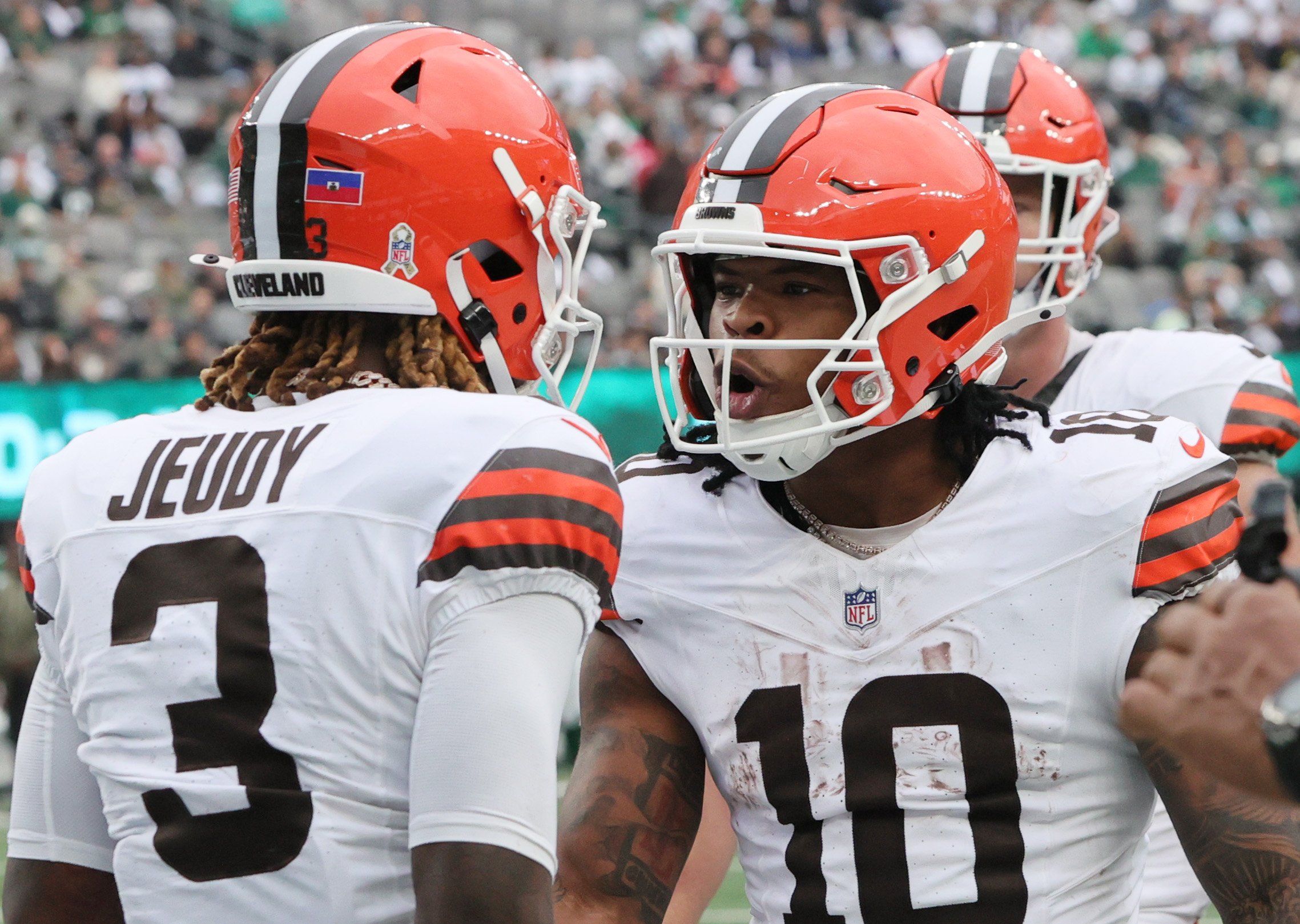 Cleveland Browns running back Quinshon Judkins (R) congratulates Cleveland Browns wide receiver Jerry Jeudy after his touchdown reception in the first half.