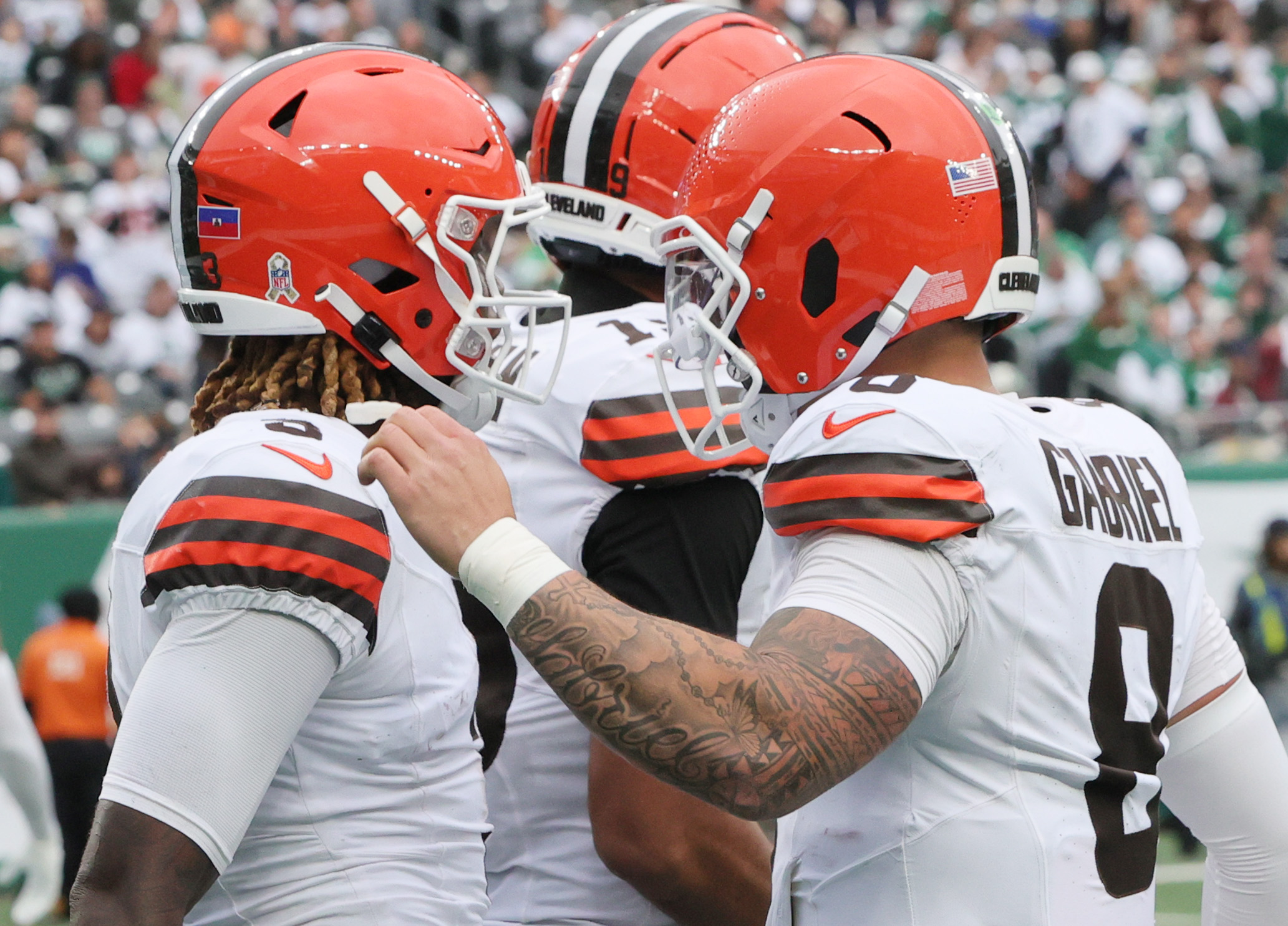 Cleveland Browns quarterback Dillon Gabriel (R) congratulates Cleveland Browns wide receiver Jerry Jeudy after his touchdown reception in the first half.