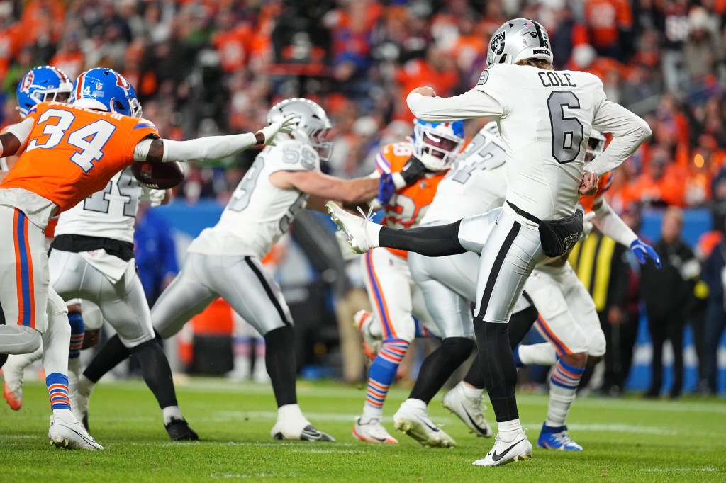 Broncos' JL Skinner makes game-changing punt block vs. Raiders