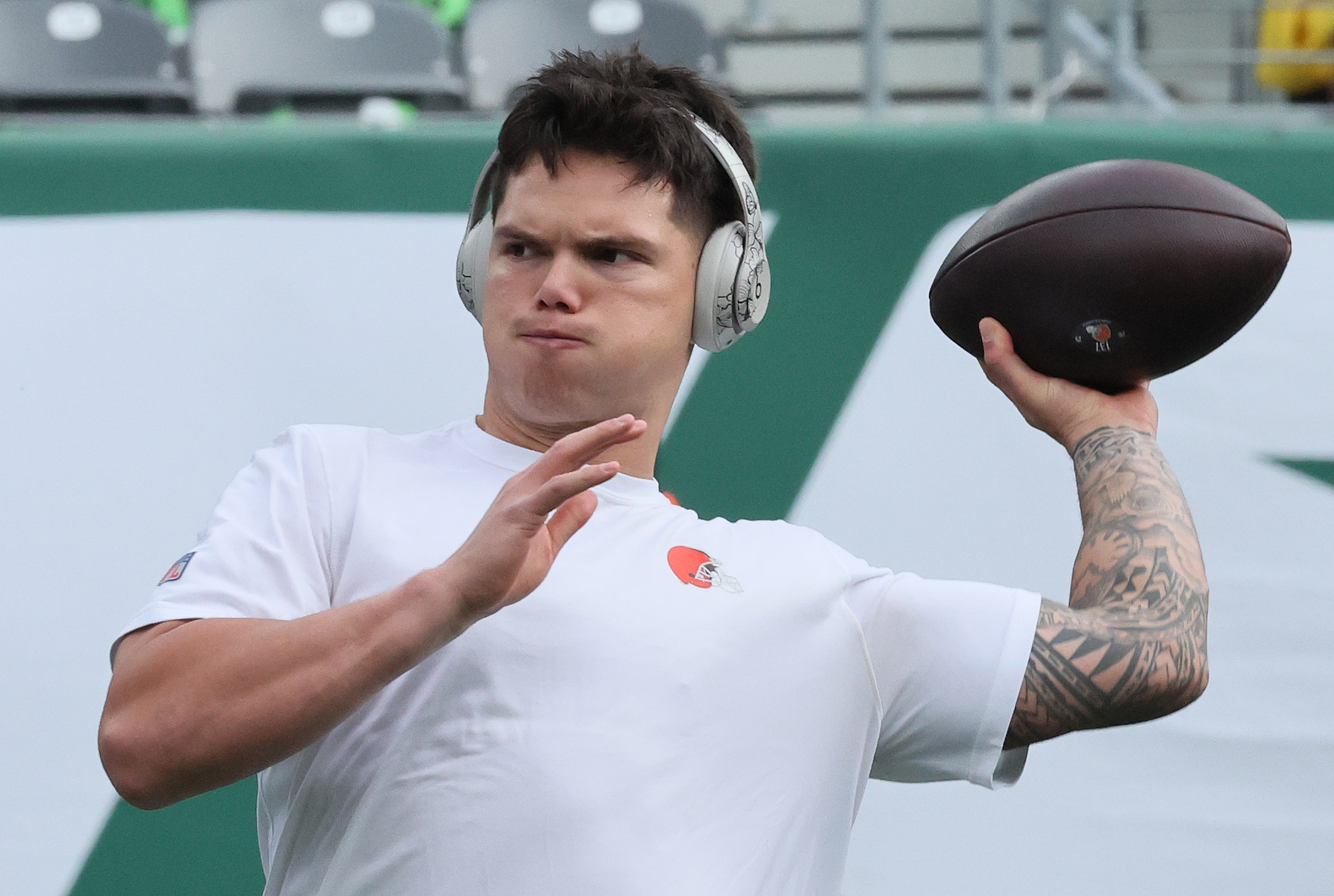 Cleveland Browns quarterback Dillon Gabriel warms up before their game against the New York Jets at MetLife Stadium.