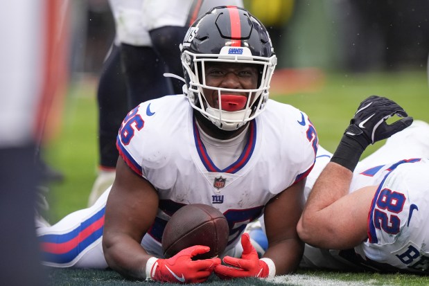 New York Giants running back Devin Singletary (26) reacts after getting a first down during the second half of an NFL football game against the Chicago Bears, Sunday, Nov. 9, 2025, in Chicago. (AP Photo/Nam Y. Huh)