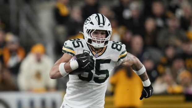 Green Bay Packers tight end Tucker Kraft (85) carries during the first half of an NFL football game against the Pittsburgh Steelers Sunday, Oct. 26, 2025. (AP Photo/Sue Ogrocki)
