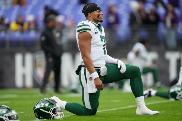 Justin Fields (7), quarterback de los Jets de Nueva York, hace ejercicios de estiramiento, previo al partido de la NFL en contra de los Ravens de Baltimore, el domingo 23 de noviembre de 2025, en Baltimore. (AP Foto/Stephanie Scarbrough)