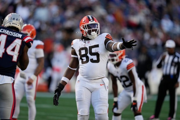 Cleveland Browns tight end David Njoku (85) lines up for a play against the New England Patriots in the second half of an NFL football game on Sunday, Oct. 26, 2025, in Foxborough, Mass. (AP Photo/Charles Krupa)