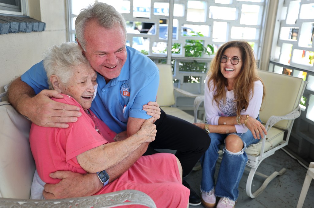 Ex-Dolphin Offerdahl gives meals to homebound seniors