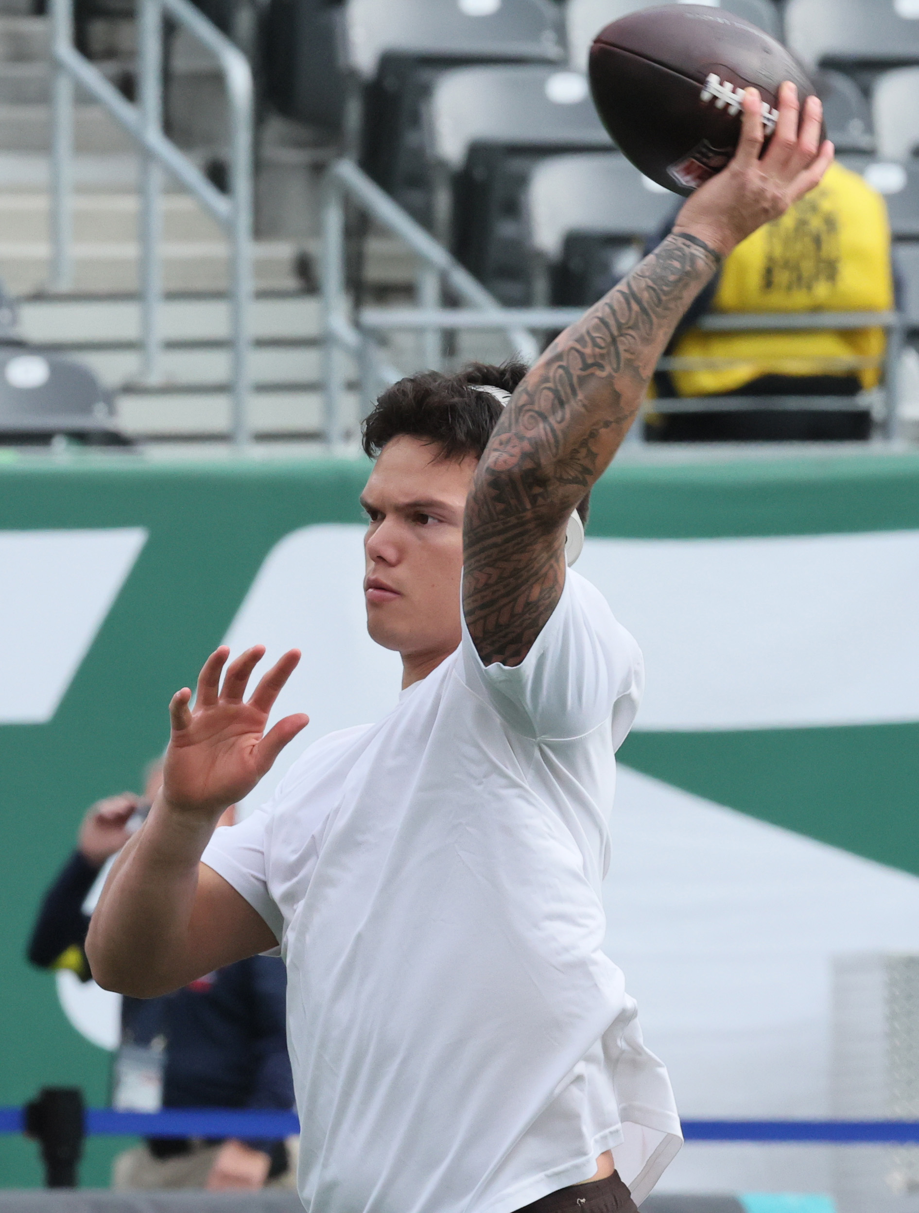 Cleveland Browns quarterback Dillon Gabriel warms up before their game against the New York Jets at MetLife Stadium.