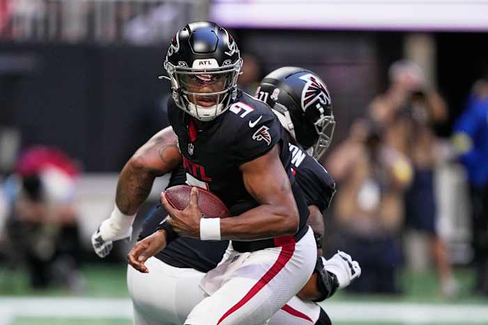 Falcons QB Michael Penix injures knee against Panthers and replaced by Kirk Cousins
