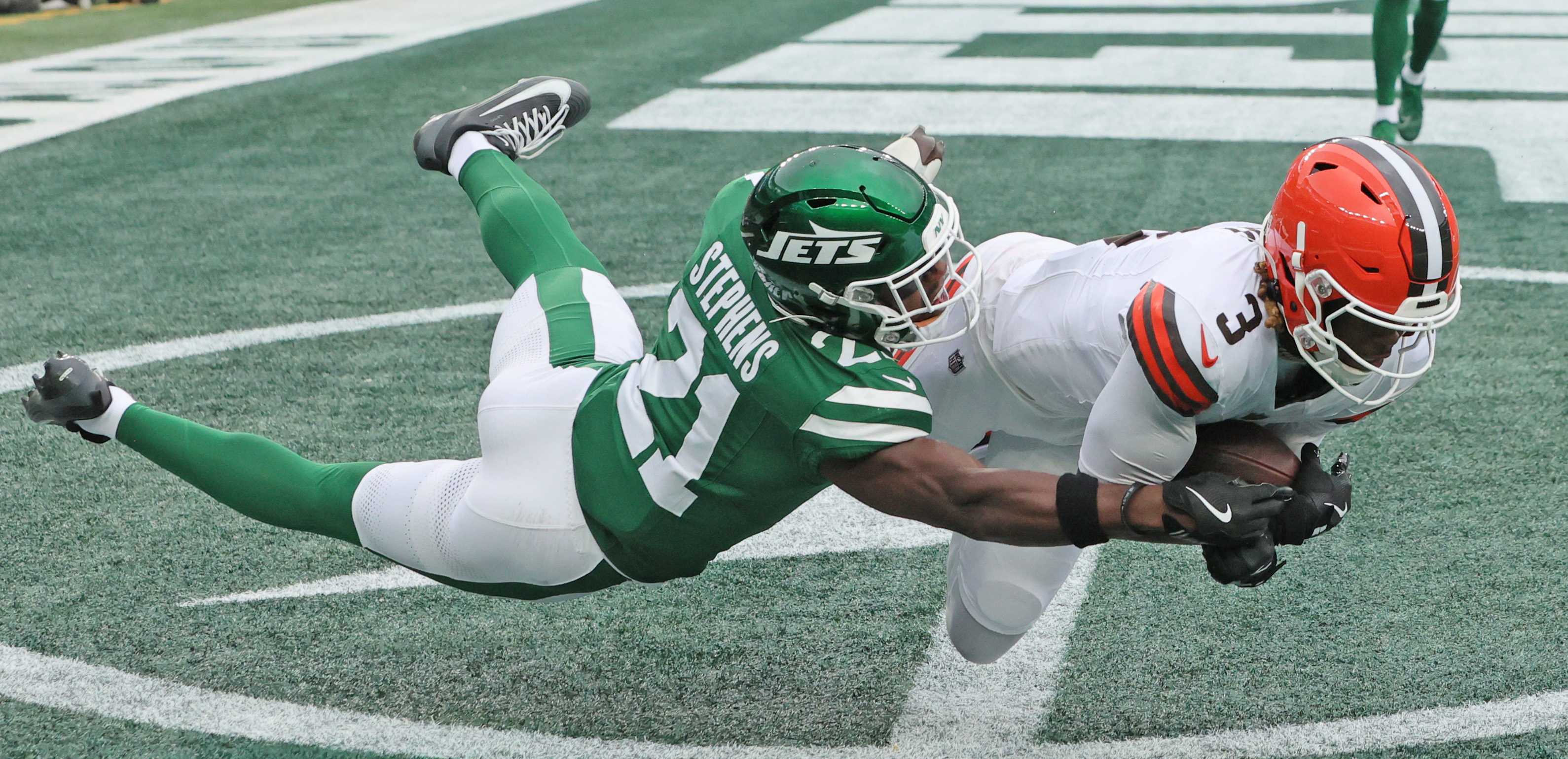 Cleveland Browns wide receiver Jerry Jeudy hauls in a touchdown reception defended by New York Jets cornerback Brandon Stephens in the first half.  