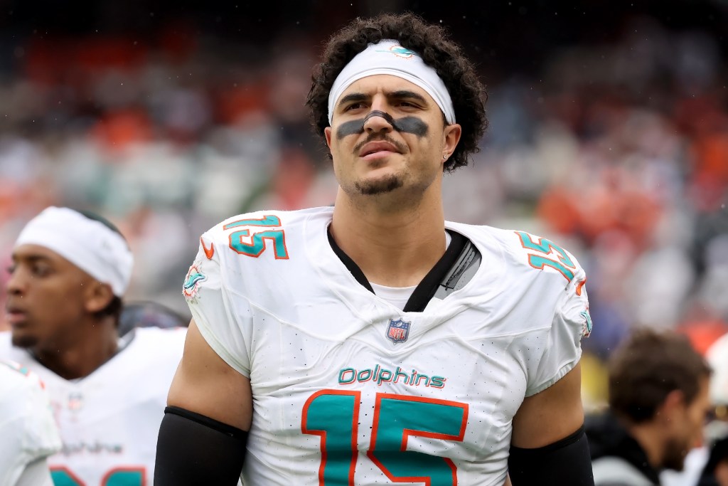 Dolphins hold off on trade at NFL deadline