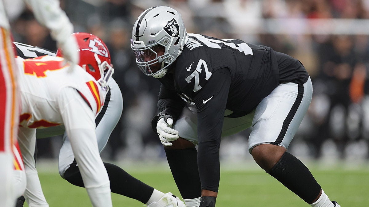 Patriots bolster offensive line depth in latest series of roster moves - 98.5 The Sports Hub