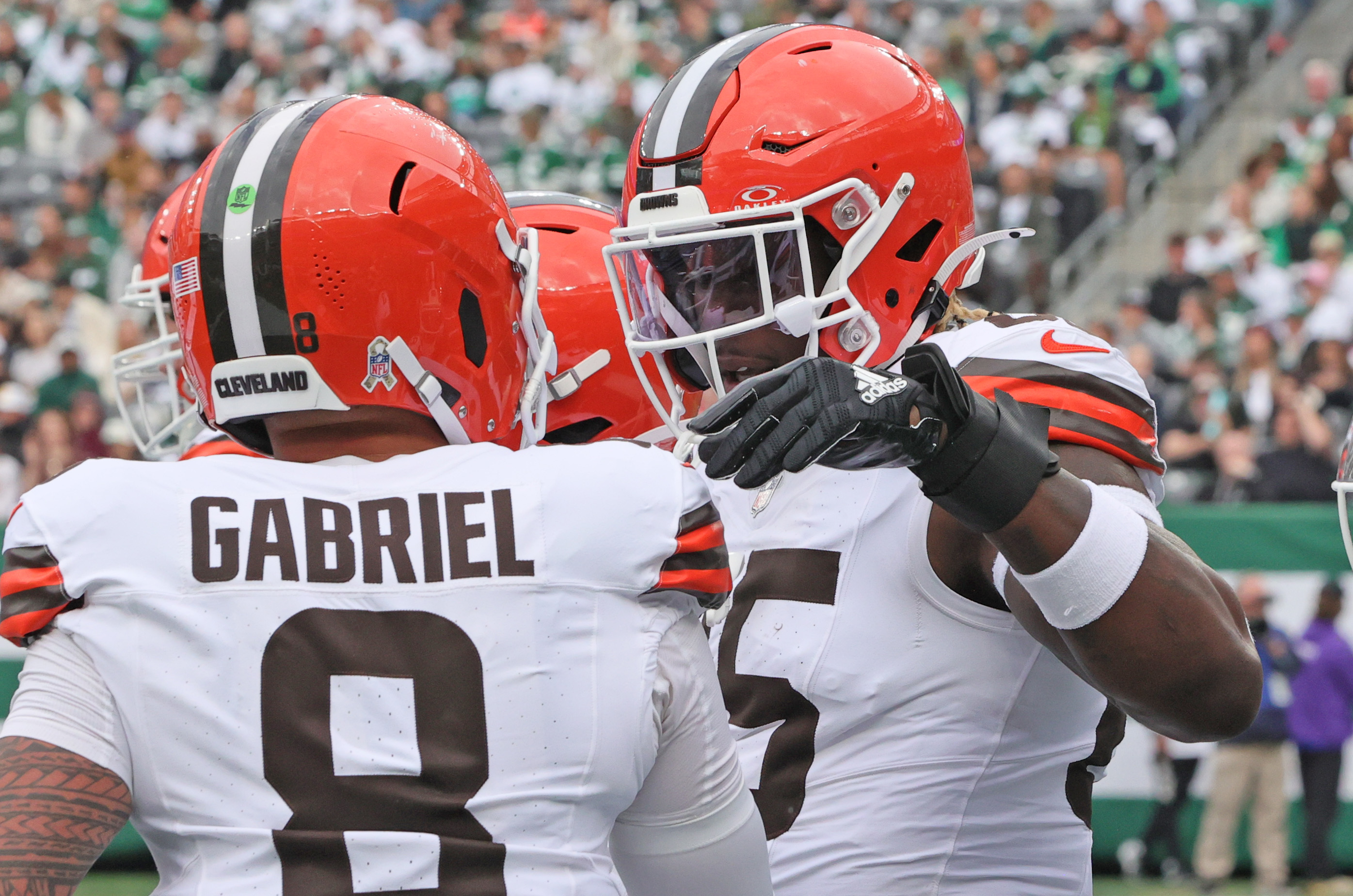 Cleveland Browns tight end David Njoku celebrates his touchdown reception with Cleveland Browns quarterback Dillon Gabriel in the first half.  