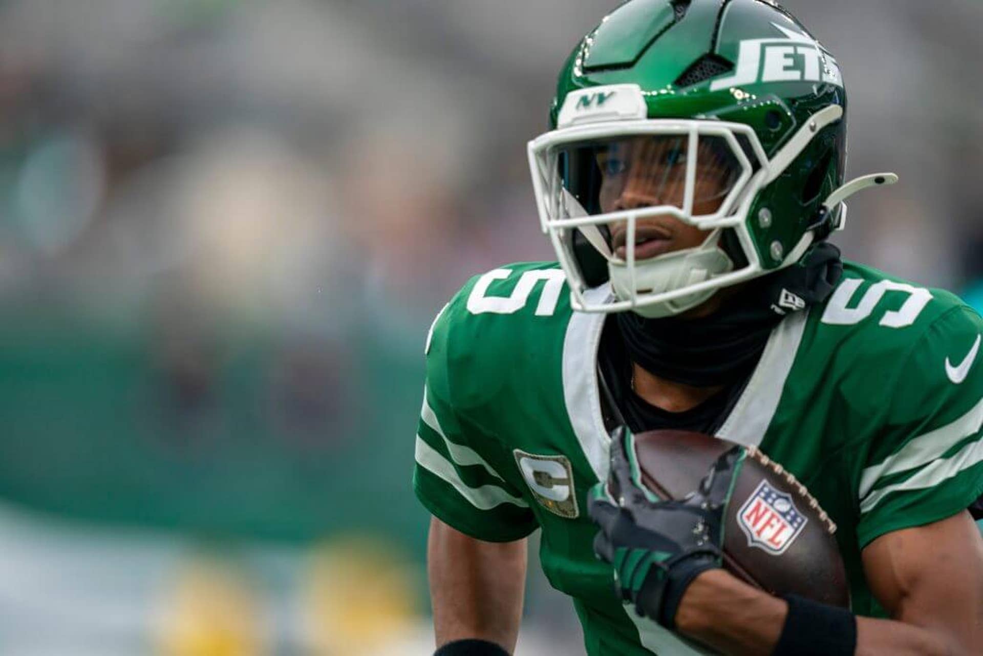 New York Jets wide receiver Garrett Wilson warms upon before an NFL Week 10 game between the New York Jets and the Cleveland Browns at MetLife Stadium on Sunday, Nov. 9, 2025.