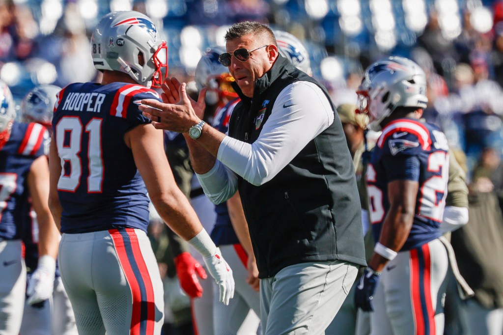 Mike Vrabel commends Patriots players for continuing to work on off day