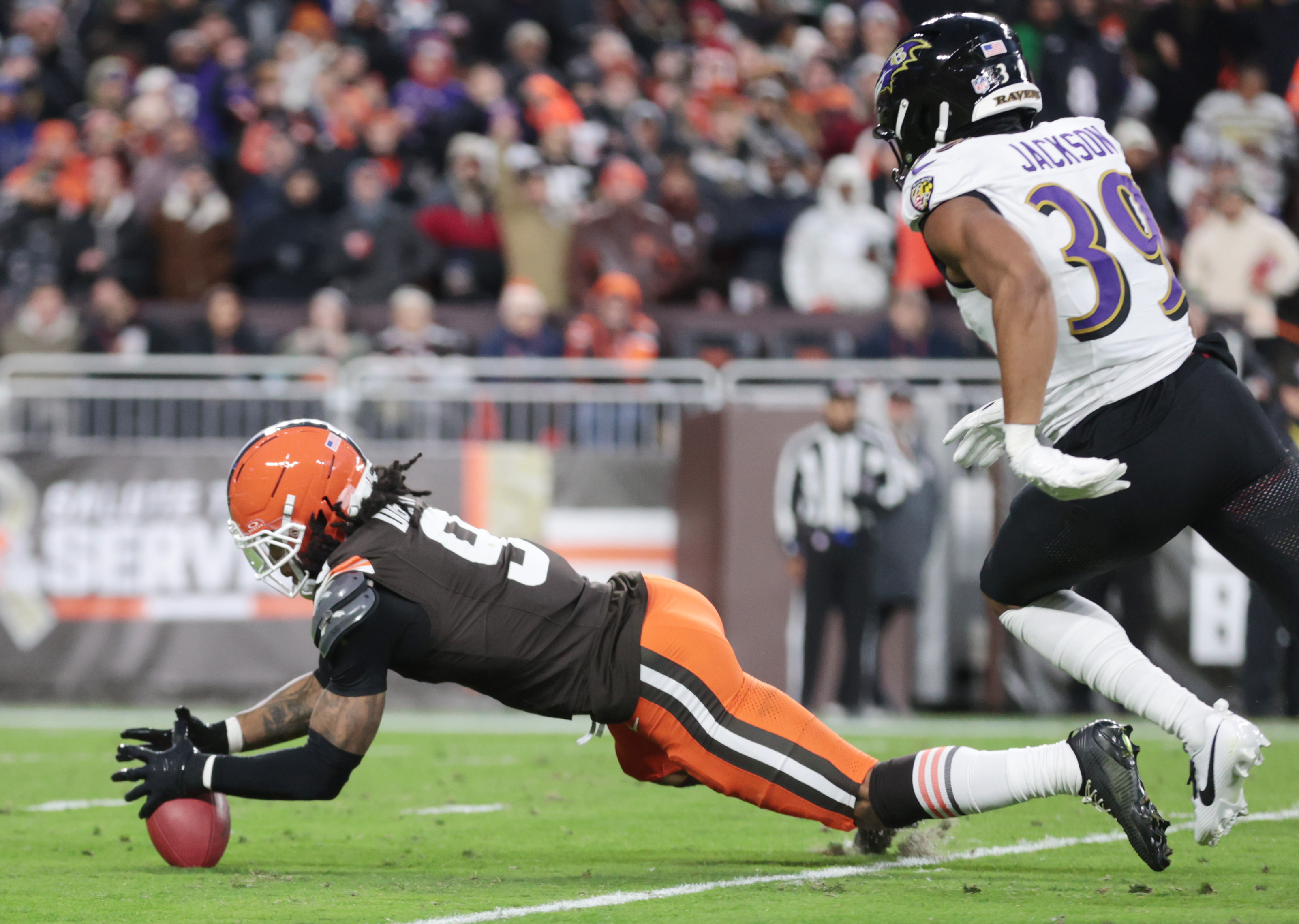 Cleveland Browns safety Grant Delpit dives on a fumbled Baltimore Ravens kick off for a turn over in the first half.  