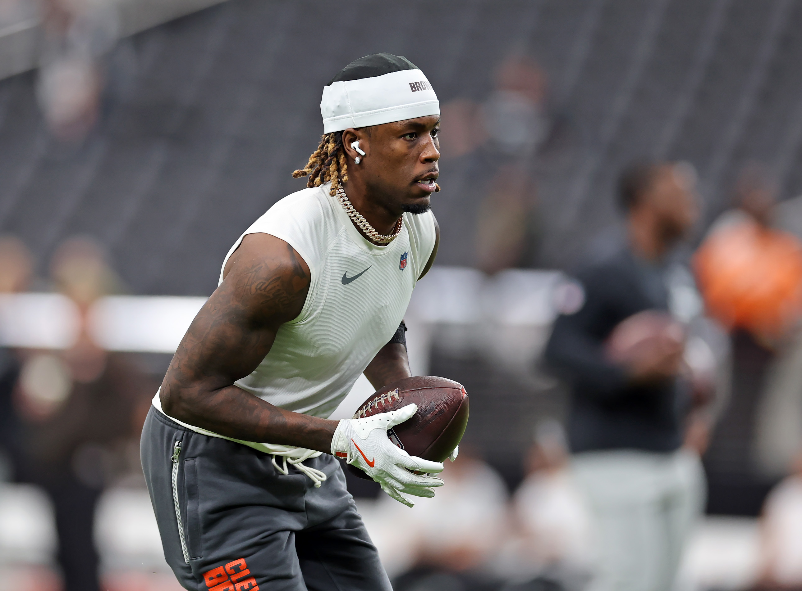 Cleveland Browns wide receiver Jerry Jeudy warms up before the game against the Las Vegas Raiders. 