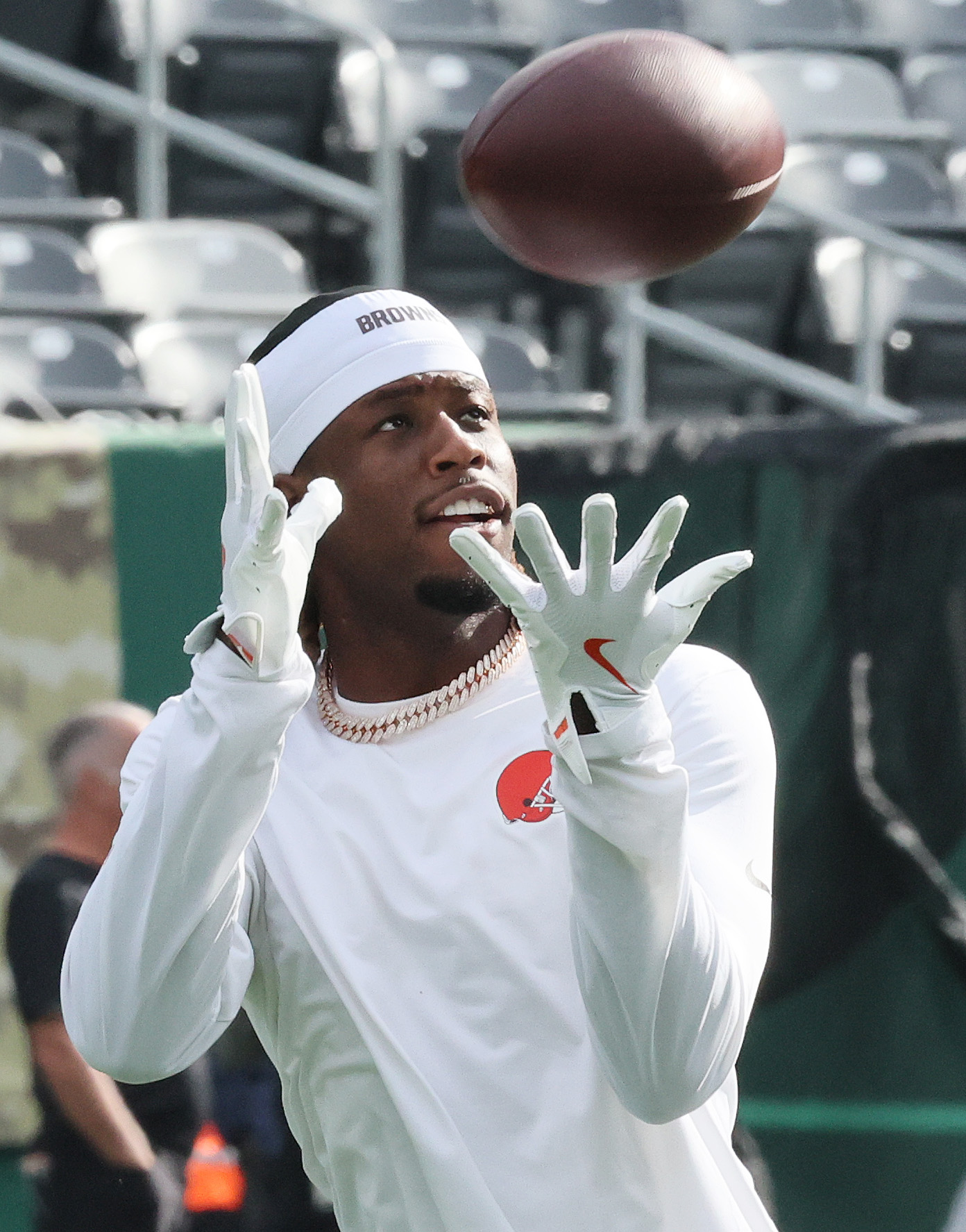 Cleveland Browns wide receiver Jerry Jeudy warms up before their game against the New York Jets at MetLife Stadium.