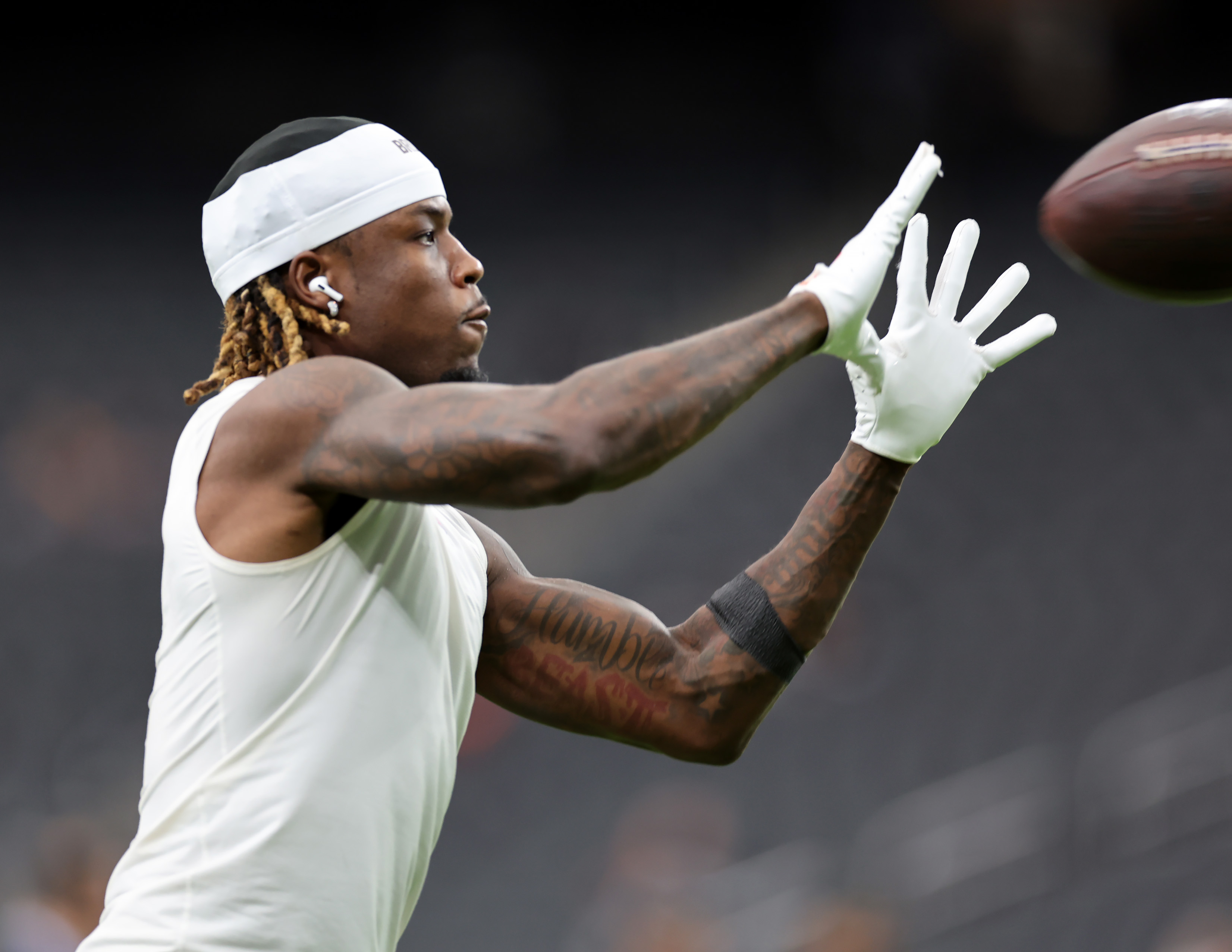 Cleveland Browns wide receiver Jerry Jeudy warms up before the game against the Las Vegas Raiders. 