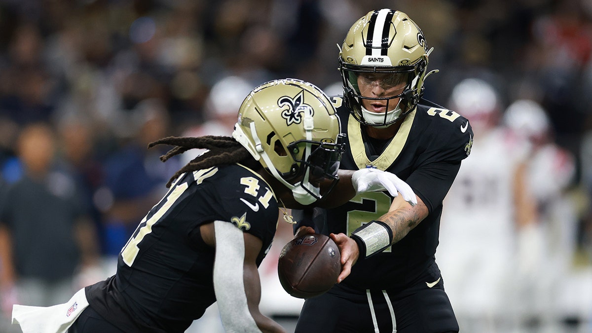 Alvin Kamara takes hand off