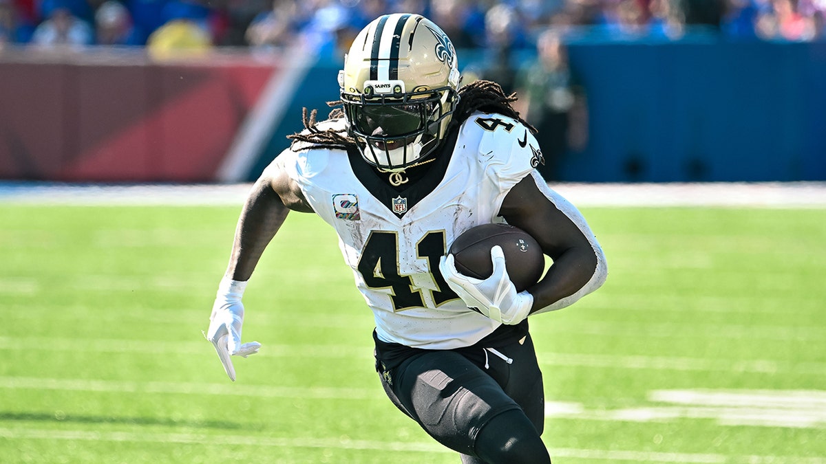 Alvin Kamara runs with ball