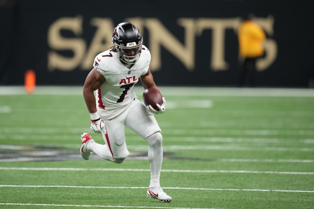 Atlanta Falcons running back Bijan Robinson (7) carries the ball at Caesars Superdome.