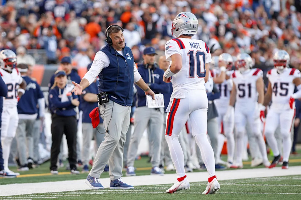 CINCINNATI, OH - NOVEMBER 23: New England Patriots head coach Mike Vrabel high fives quarterback Drake Maye (10) during the game against the New England Patriots and the Cincinnati Bengals on November 23, 2025, at Paycor Stadium in Cincinnati, OH. (Photo by Ian Johnson/Icon Sportswire via Getty Images)