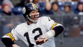 Aaron Rodgers wouldn't be the first notable Steelers quarterback to play with a broken left wrist