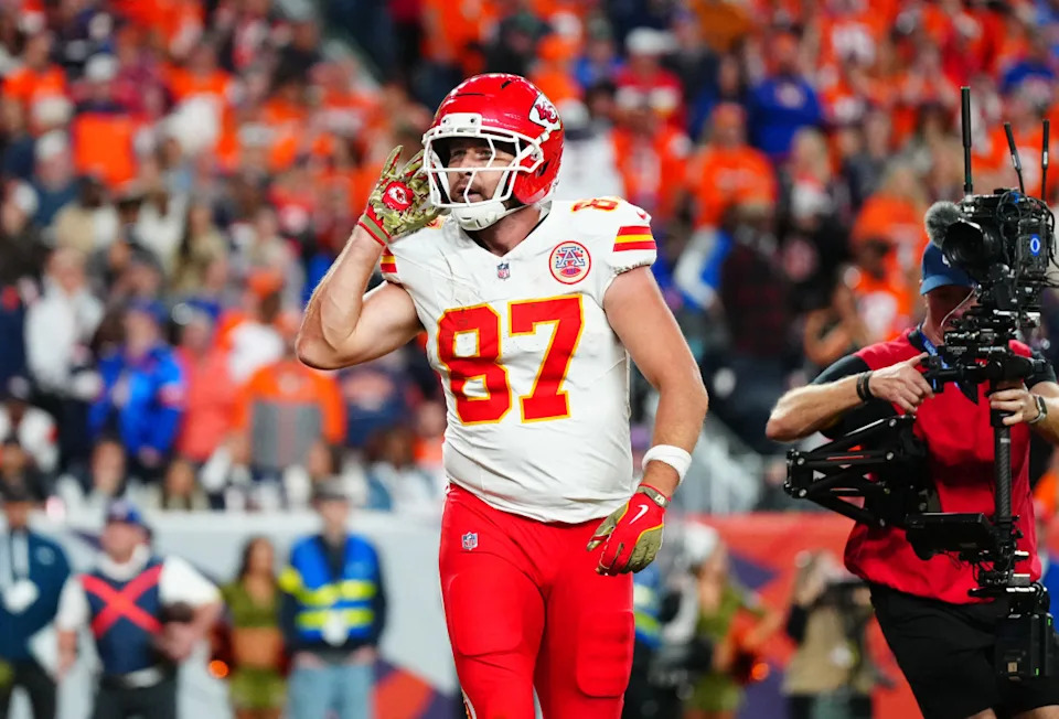 Kansas City Chiefs tight end Travis Kelce (87) reacts after his touchdown against the Denver Broncos.© Ron Chenoy-Imagn Images