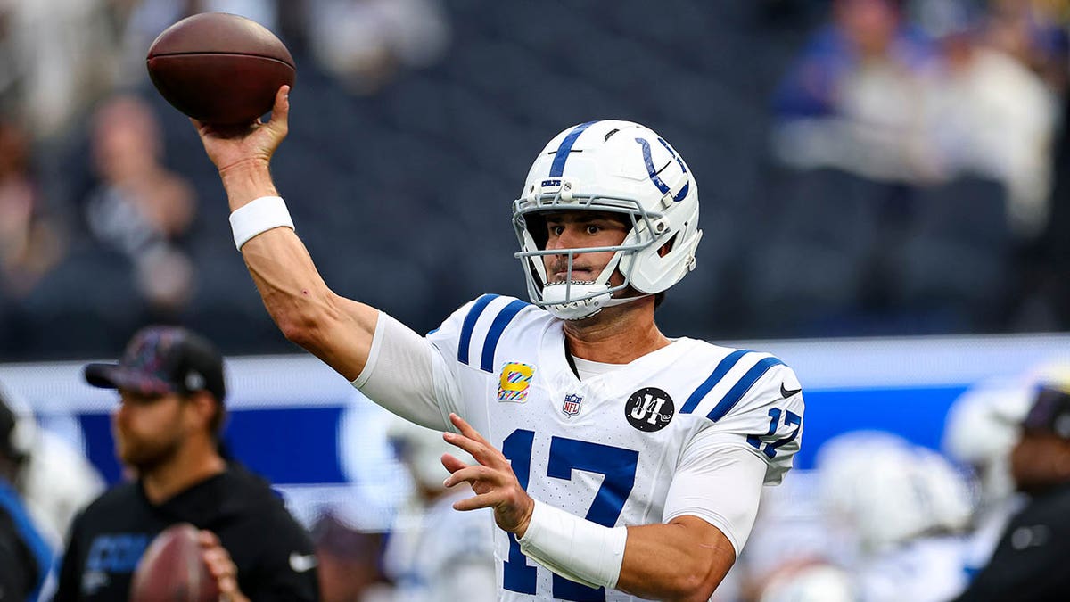 Daniel Jones warms up