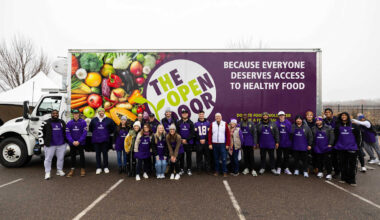 Vikings Players & Coaches Help Provide Thanksgiving Meals for Community