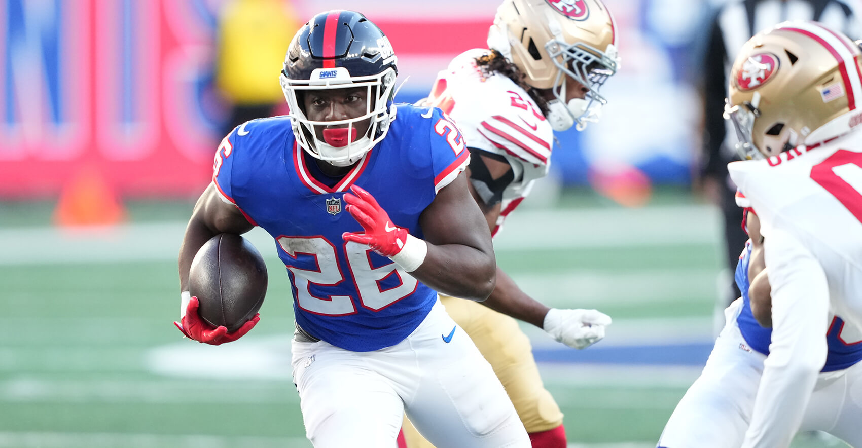Nov 2, 2025; East Rutherford, New Jersey, USA; New York Giants running back Devin Singletary (26) carries the ball San Francisco 49ers during the second half at MetLife Stadium. Mandatory Credit: Robert Deutsch-Imagn Images
