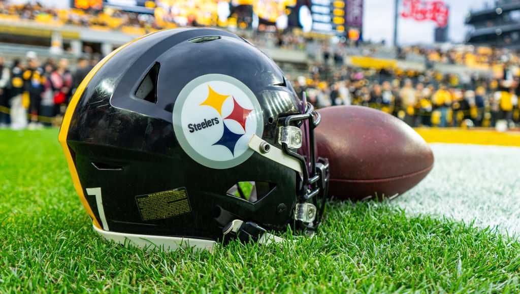 Steelers vs Bears. What is Aaron Rodgers throwing his status?