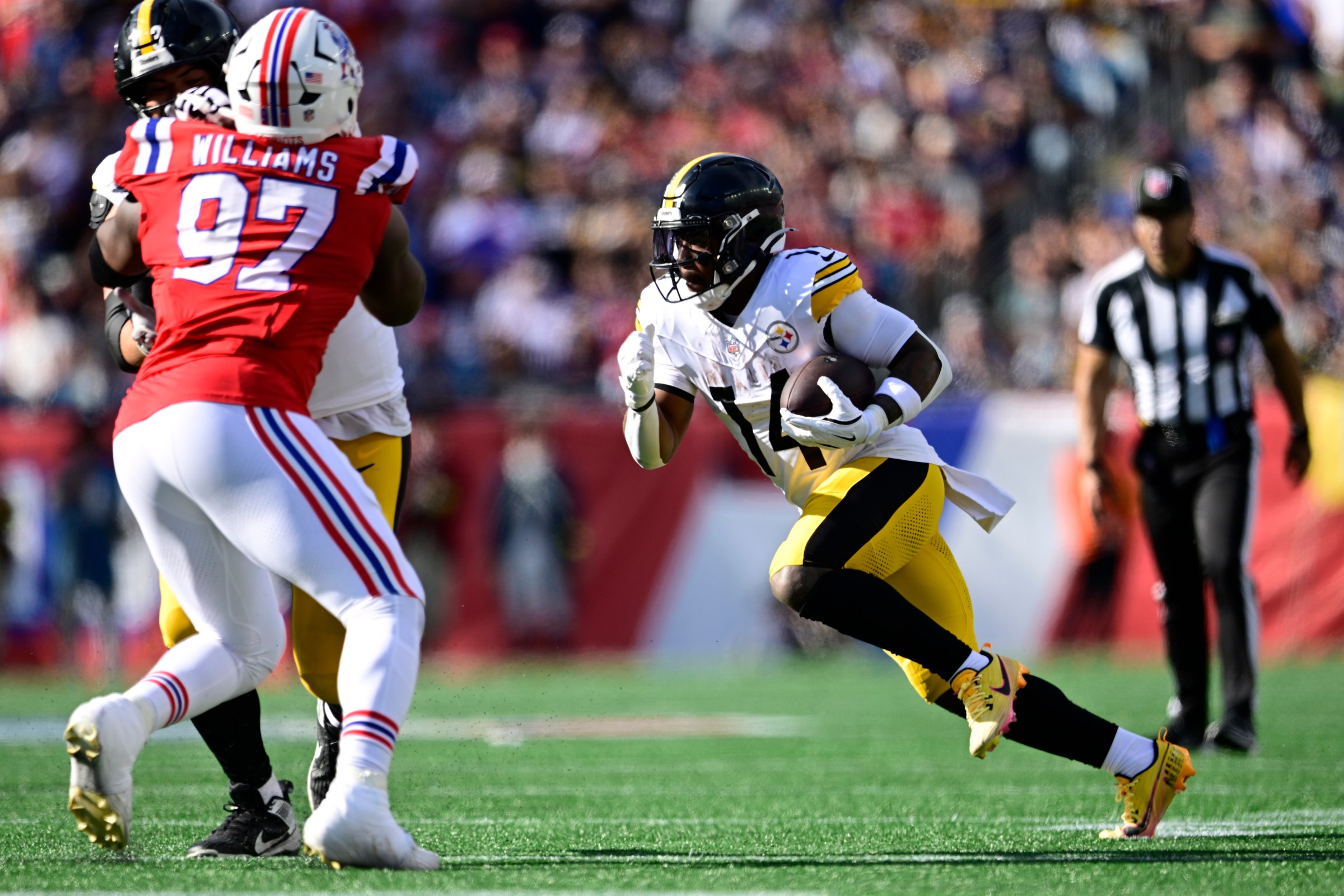 FOXBOROUGH, MASSACHUSETTS - SEPTEMBER 21: Kenneth Gainwell #14 of the Pittsburgh Steelers runs with the ball during the second half against the New England Patriots at Gillette Stadium on September 21, 2025 in Foxborough, Massachusetts. (Photo by Jaiden Tripi/Getty Images)
