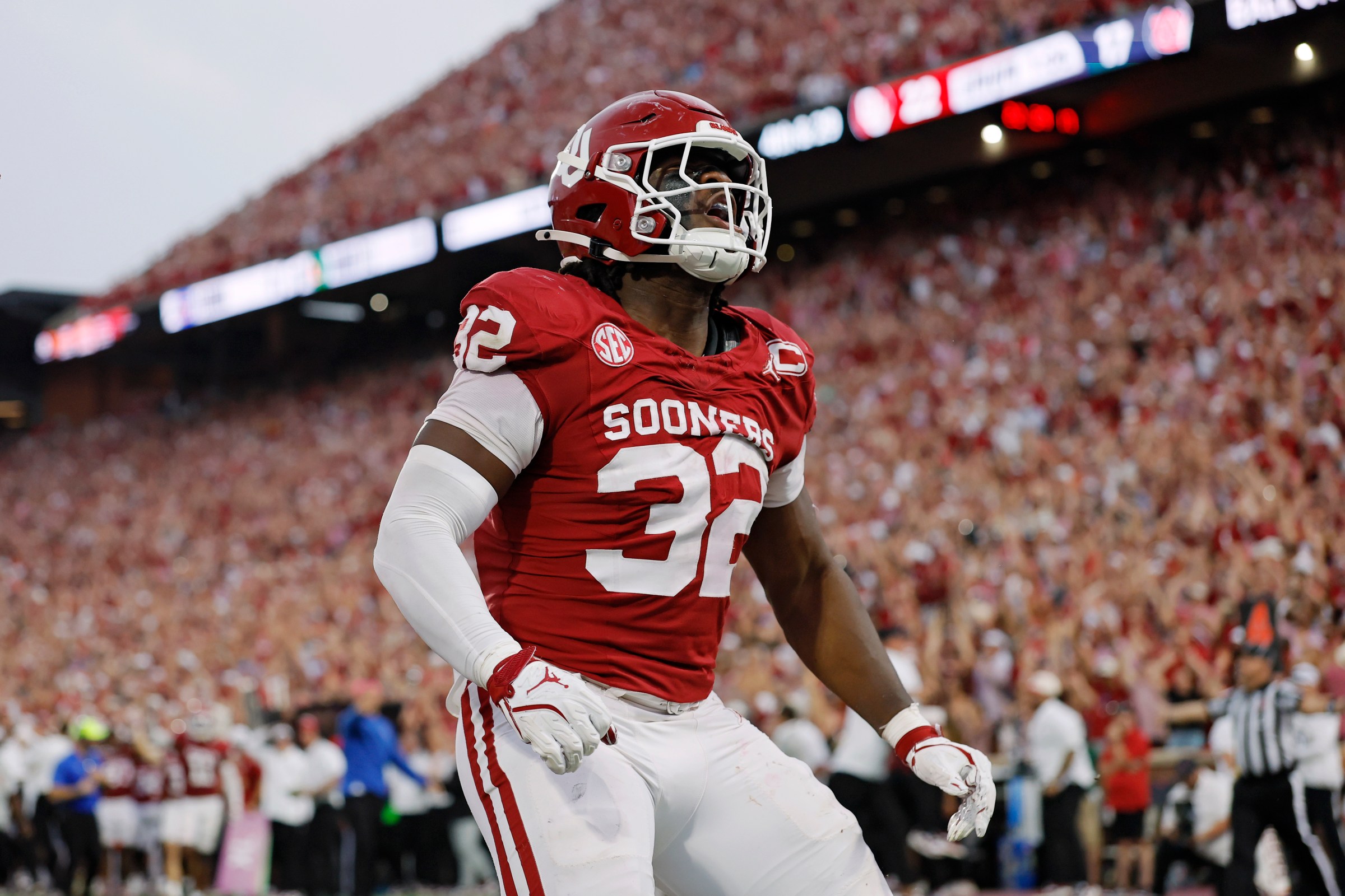 NORMAN, OKLAHOMA - SEPTEMBER 20: Defensive end R Mason Thomas #32 of the Oklahoma Sooners celebrates after sacking quarterback Jackson Arnold of the Auburn Tigers for a safety on 4th-and-29 late in the fourth quarter at Gaylord Family Oklahoma Memorial Stadium on September 20, 2025 in Norman, Oklahoma. Oklahoma tied the team record with nine sacks in the game. Oklahoma won 24-17. (Photo by Brian Bahr/Getty Images)