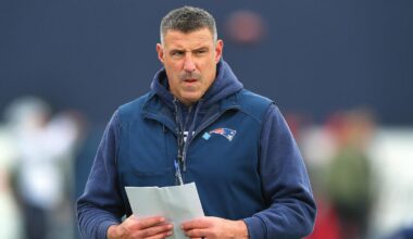 LOOK: Patriots wearing new Storm Blue alternate uniform for first time on 'TNF'