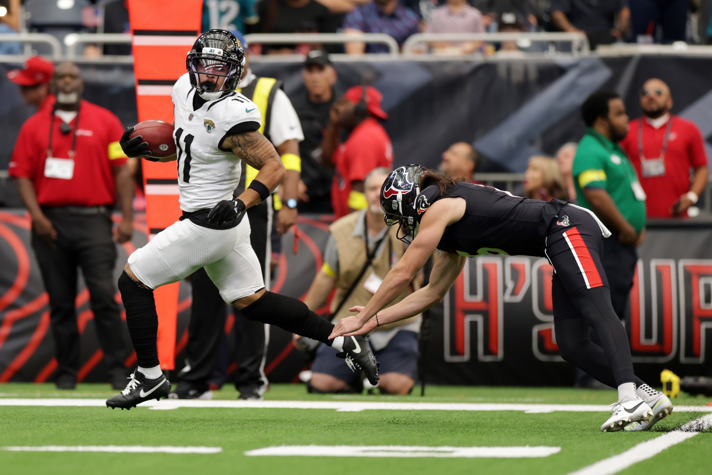 HOUSTON, TEXAS - NOVEMBER 09: Parker Washington #11 of the Jacksonville Jaguars returns a punt for a touchdown against the Houston Texans during the first half in the game at NRG Stadium on November 09, 2025 in Houston, Texas. (Photo by Kenneth Richmond/Getty Images)